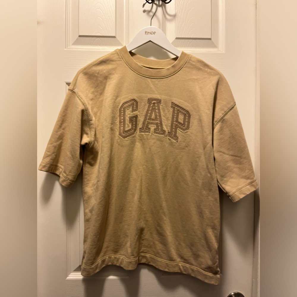 Gap teen logo t shirt size 12 / never worn, no tag